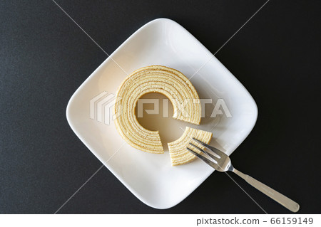 Baumkuchen cut [black background] 66159149