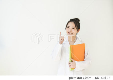 一個穿白大褂的年輕女子的畫像 66160122