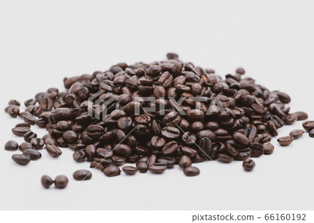 咖啡豆堆在白色背景a-3電影風格 66160192