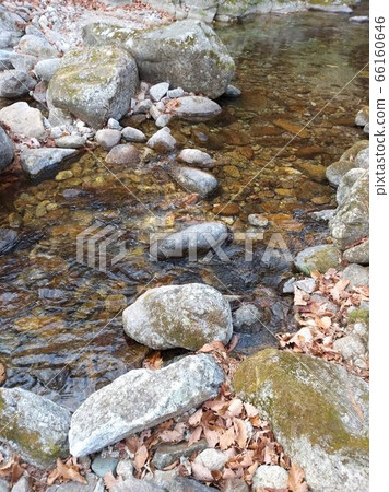 I want to cross the stone bridge holding my grandson's hand, but I'm crossing it alone. 66160646