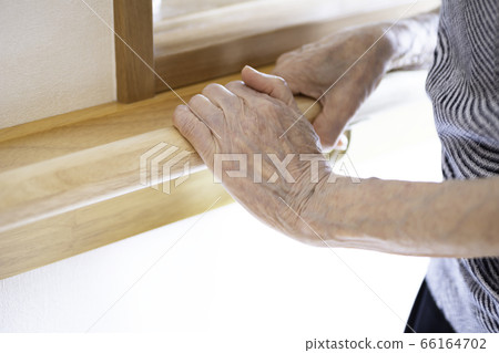 使用扶手行走的老年人 使用扶手行走的老年人 66164702