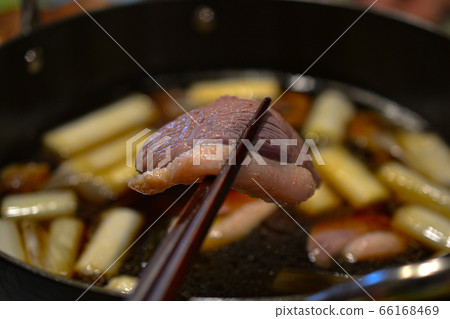 Duck pan with leek and duck meat 66168469