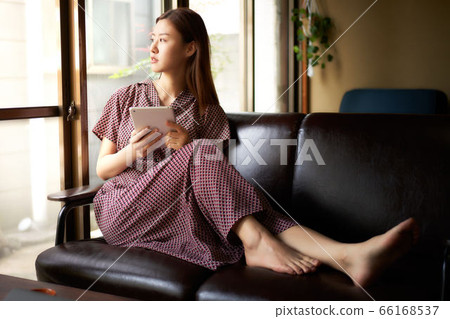有片劑的少婦 66168537