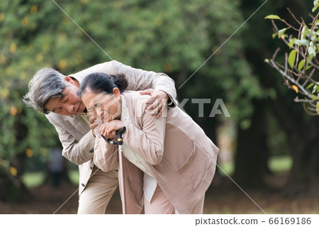 年長夫婦走 66169186