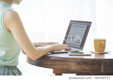 遠程辦公女人PC 66169715