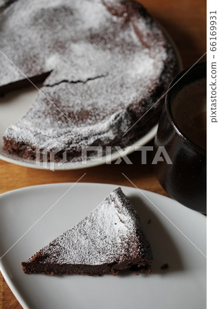 自製濕潤巧克力蛋糕切成片片和咖啡 自製濕潤巧克力蛋糕切成片片和咖啡 66169931