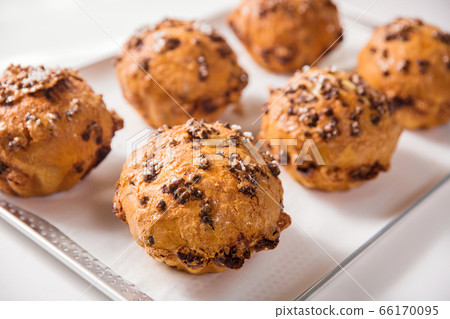 Sweet bread 66170095