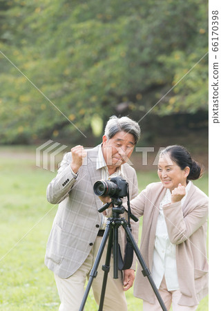 Hobbies of senior couple camera 66170398