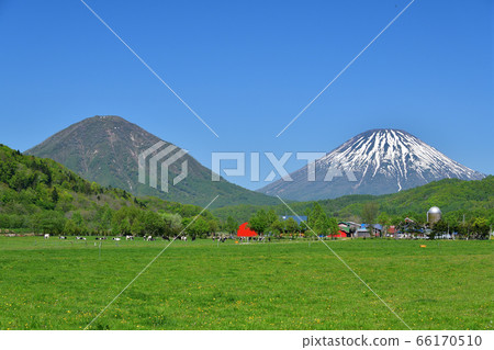 Take a picture of Mt. Yotei and Mt. Shiribetsu from "Branch Takara" in Kimobetsu-cho, Hokkaido 66170510
