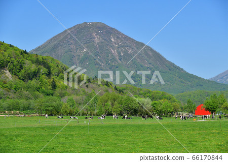 Take a picture of the scenery of "Branch Takara" and Mt. Shiribetsu in Kimobetsu-cho, Hokkaido 66170844