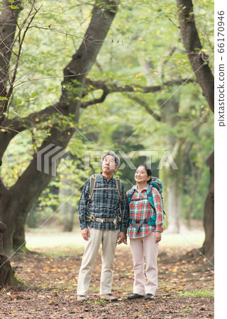 年長夫婦的愛好徒步旅行 年長夫婦的愛好徒步旅行 66170946