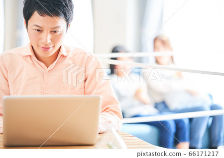 遠程辦公中的男人 66171217