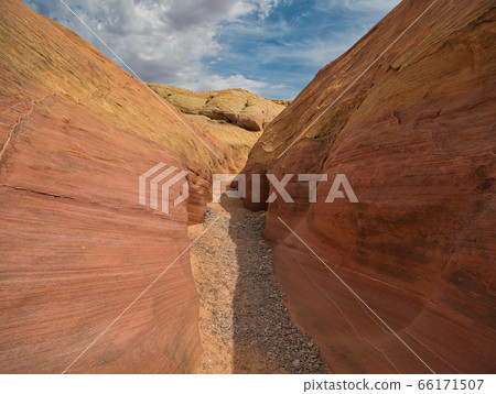 Passage through a gorge with colourful rocks 66171507