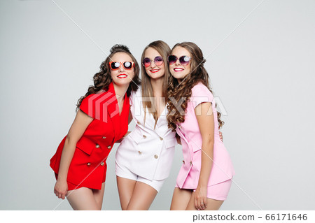 Pretty girlfriends in sunglasses and fashionable Pretty girlfriends in sunglasses and fashionable 66171646