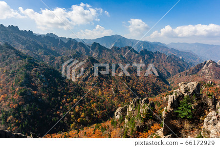 Seoraksan Yonga Great Wall in autumn Seoraksan Yonga Great Wall in autumn 66172929