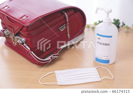 Image of infection control Elementary school Elementary school student School bag Alcohol disinfection mask 66174315