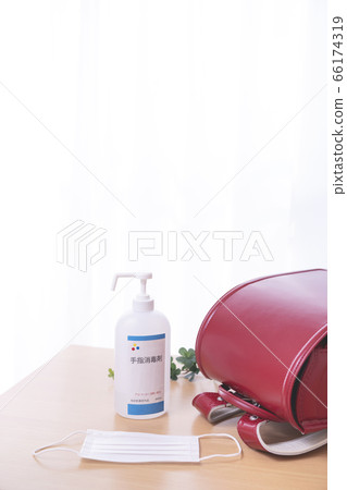 Image of infection control Elementary school Elementary school student School bag Alcohol disinfection mask 66174319