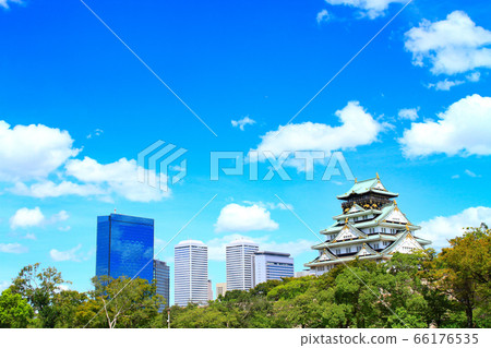 大阪城堡和建築物在夏日的天空中的風景 66176535