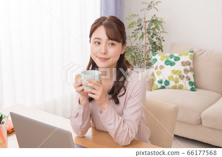 休息的少婦在家喝咖啡遠程辦公 休息的少婦在家喝咖啡遠程辦公 66177568