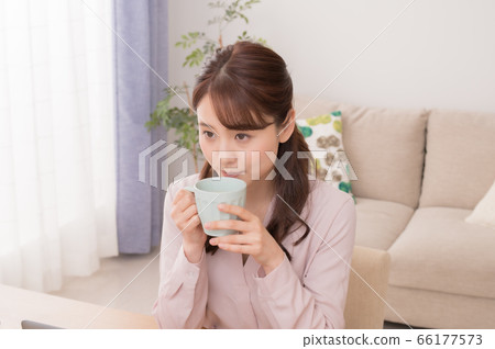 休息的少婦在家喝咖啡遠程辦公 66177573