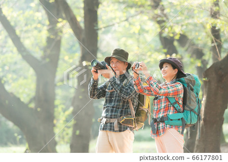 年長夫婦的愛好徒步旅行 年長夫婦的愛好徒步旅行 66177801