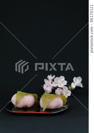 Sakura mochi (black background) 66178121