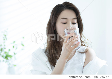 早上喝水的女人 66178746