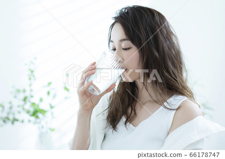 早上喝水的女人 66178747