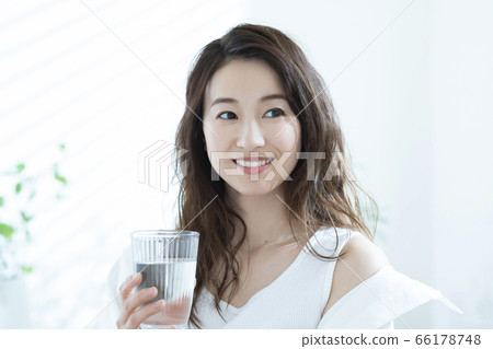 早上喝水的女人 66178748