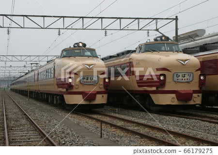 特快車“山比子”和“百靈鳥” 特快車“山比子”和“百靈鳥” 66179275