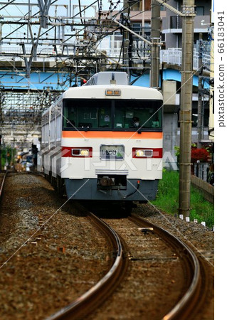 It connects the prefectural capital Utsunomiya with the downtown area Asakusa ... Limited express train 350 series 66183041