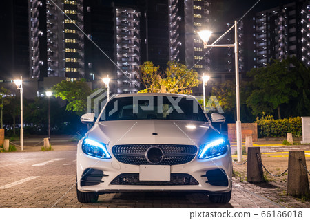 夜間駕駛圖片（白色運動型轎車和城市景觀夜景） 66186018