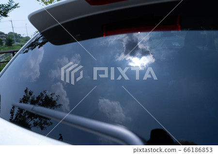 Car rear glass reflection 66186853