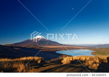Mt.Fuji and Lake Yamanaka seen from Mt. 66188005