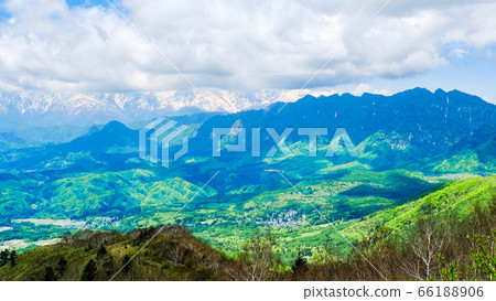 Climbing the fresh green Iinawa mountain (viewing the Togakushi mountain range) 66188906