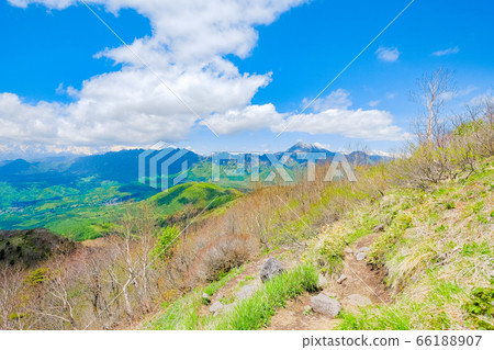 Climbing the fresh green Iinawa mountain (viewing the Togakushi mountain range) Climbing the fresh green Iinawa mountain (viewing the Togakushi mountain range) 66188907