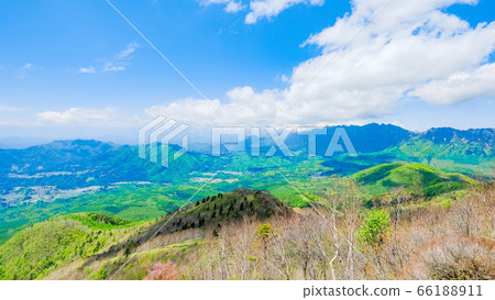 Climbing the fresh green Iinawa mountain (viewing the Togakushi mountain range) Climbing the fresh green Iinawa mountain (viewing the Togakushi mountain range) 66188911