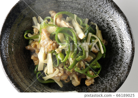 A simple chinja olose using a lot of seasoned bamboo shoots and peppers taken from a white background, overhead view A simple chinja olose using a lot of seasoned bamboo shoots and peppers taken from a white background, overhead view 66189025