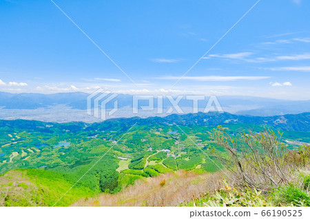 Fresh green climbing of Mt. Iinawa (view from Iinawa Daimyojin) Fresh green climbing of Mt. Iinawa (view from Iinawa Daimyojin) 66190525