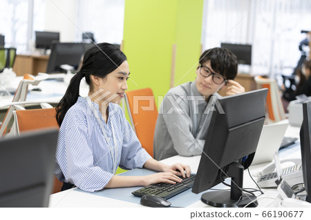 業務場景圖像看著PC屏幕的年輕上班族 業務場景圖像看著PC屏幕的年輕上班族 66190677