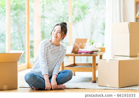 年輕女子移動 年輕女子移動 66191035