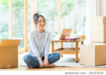 年輕女子移動 年輕女子移動 66191036