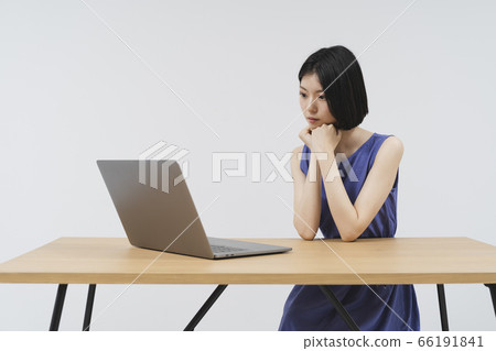 A woman using a computer 66191841