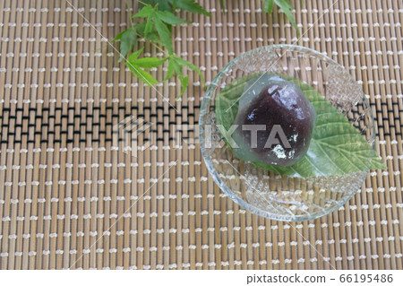 Kuzuzakura, a Japanese summer confection on a glass plate 66195486