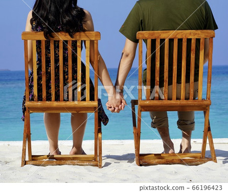 馬爾代夫夫婦後視圖 馬爾代夫夫婦後視圖 66196423