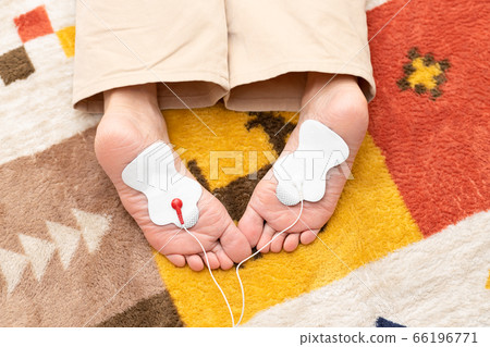 Low-frequency treatment device, foot massage 66196771