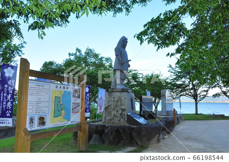 滋賀縣大津市坂本城遺址公園內的光秀光秀雕像和鮮綠色 滋賀縣大津市坂本城遺址公園內的光秀光秀雕像和鮮綠色 66198544