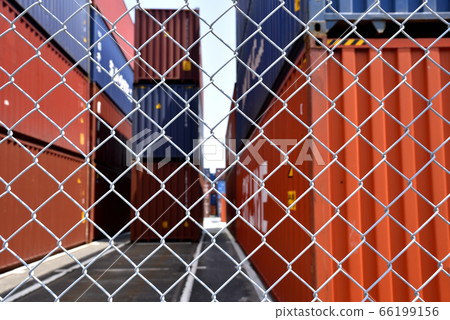 柵欄之外的集裝箱堆場：物流業 66199156