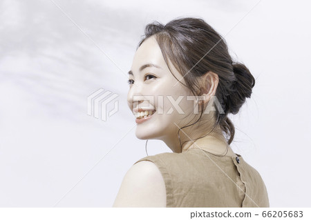 仕女畫的年輕女子 66205683