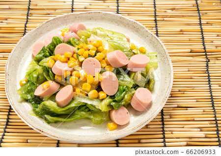 Fried corn, lettuce and fish sausage. 66206933